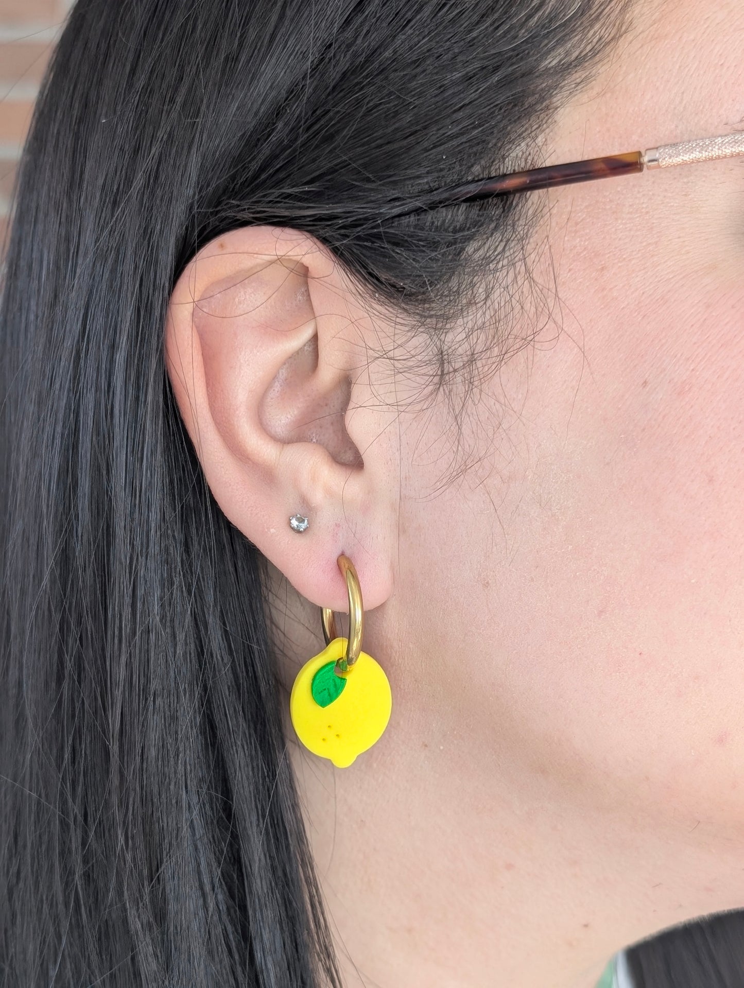 Créoles citrons - Boucles d'oreilles pendantes en argile polymère et acier inoxydable hypoallergène