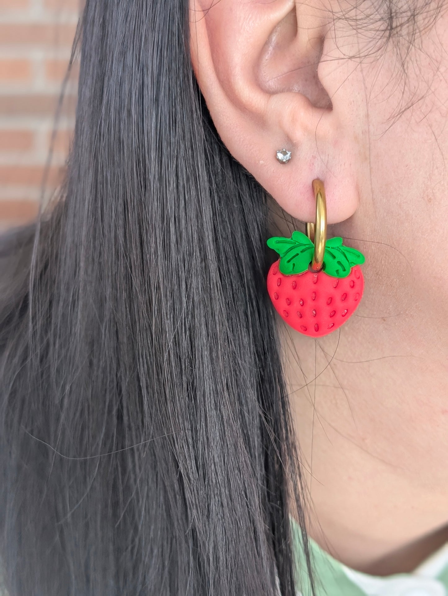 Créoles fraises - Boucles d'oreilles pendantes en argile polymère et acier inoxydable hypoallergène