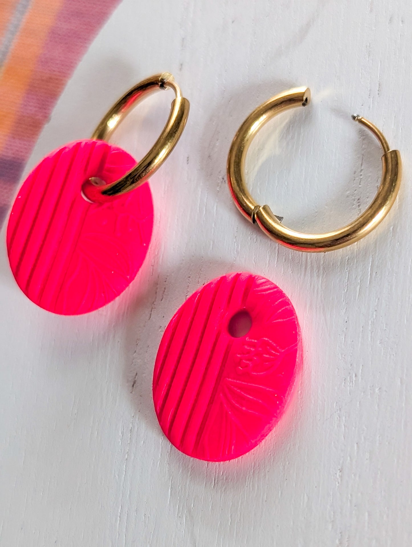 Créoles corail néon - Boucles d'oreilles pendantes en argile polymère et acier inoxydable hypoallergène