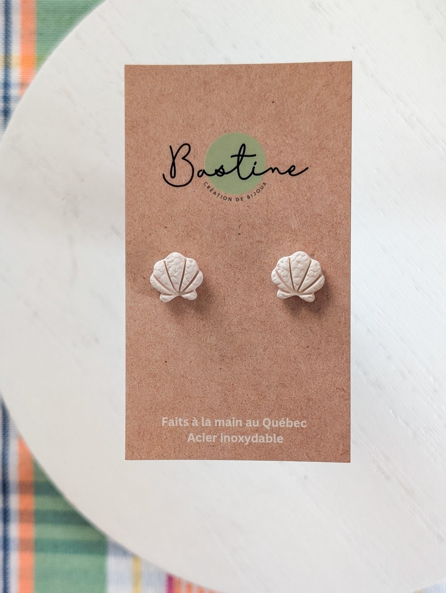 Coquillage - Boucles d'oreilles studs en argile polymère et acier inoxydable hypoallergène