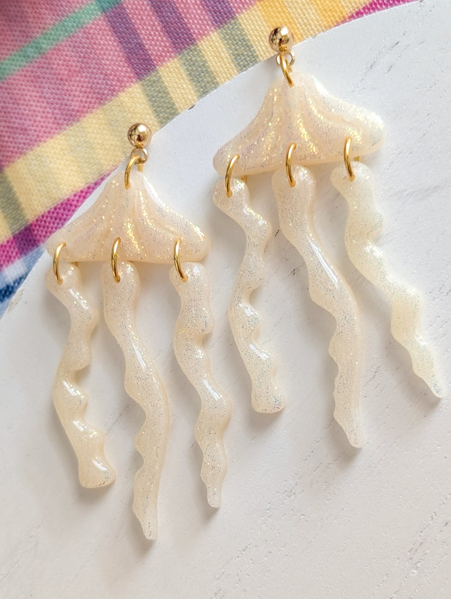 Méduses - Boucles d'oreilles pendantes en argile polymère et acier inoxydable hypoallergène