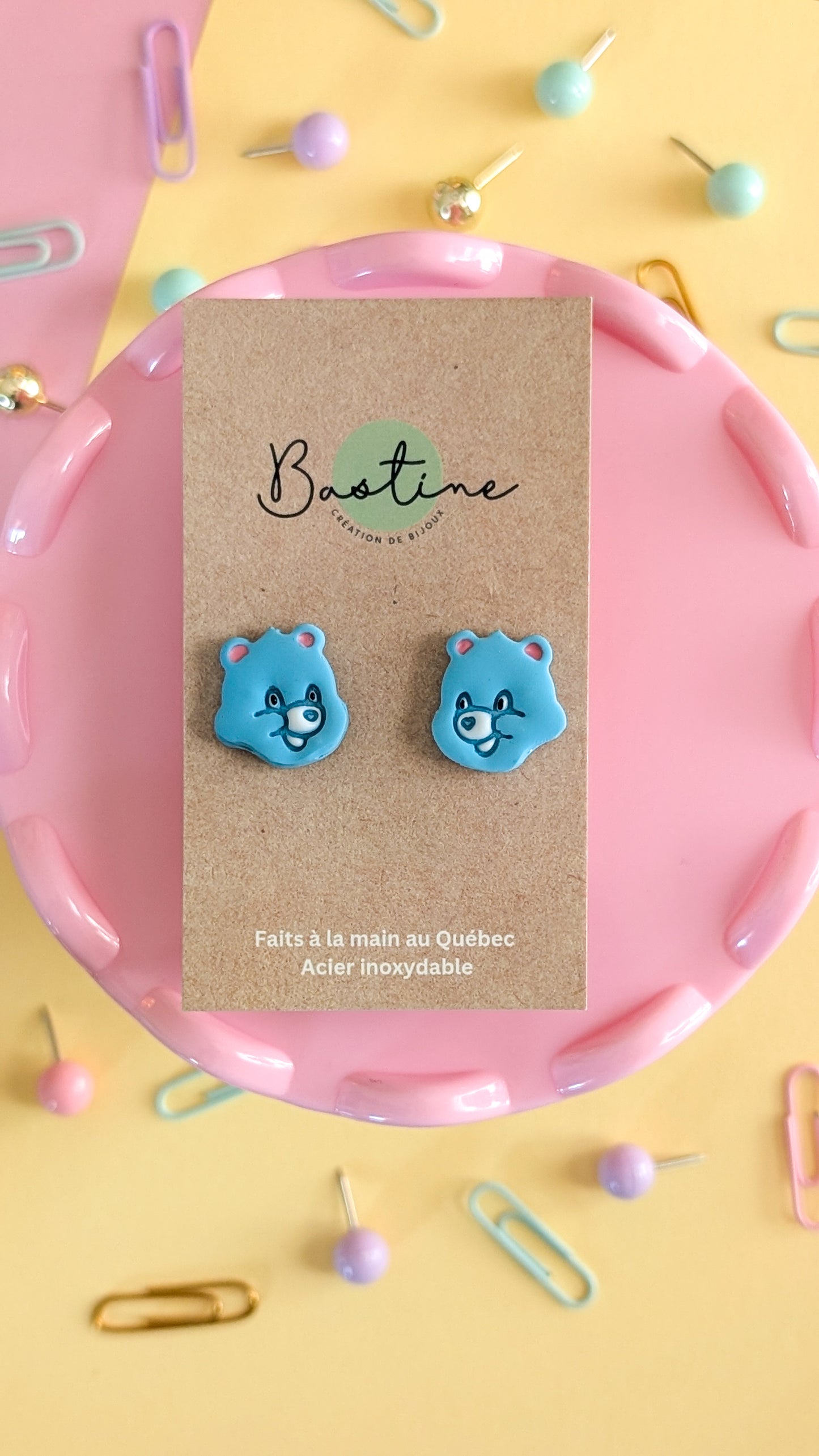 Ourson bleu- Boucles d'oreilles studs en argile polymère et acier inoxydable hypoallergène