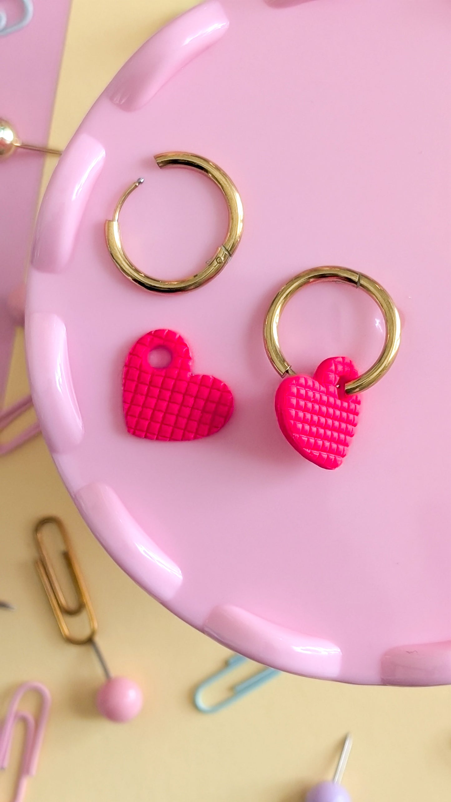 Créoles coeurs roses néon - Boucles d'oreilles pendantes en argile polymère et acier inoxydable hypoallergène