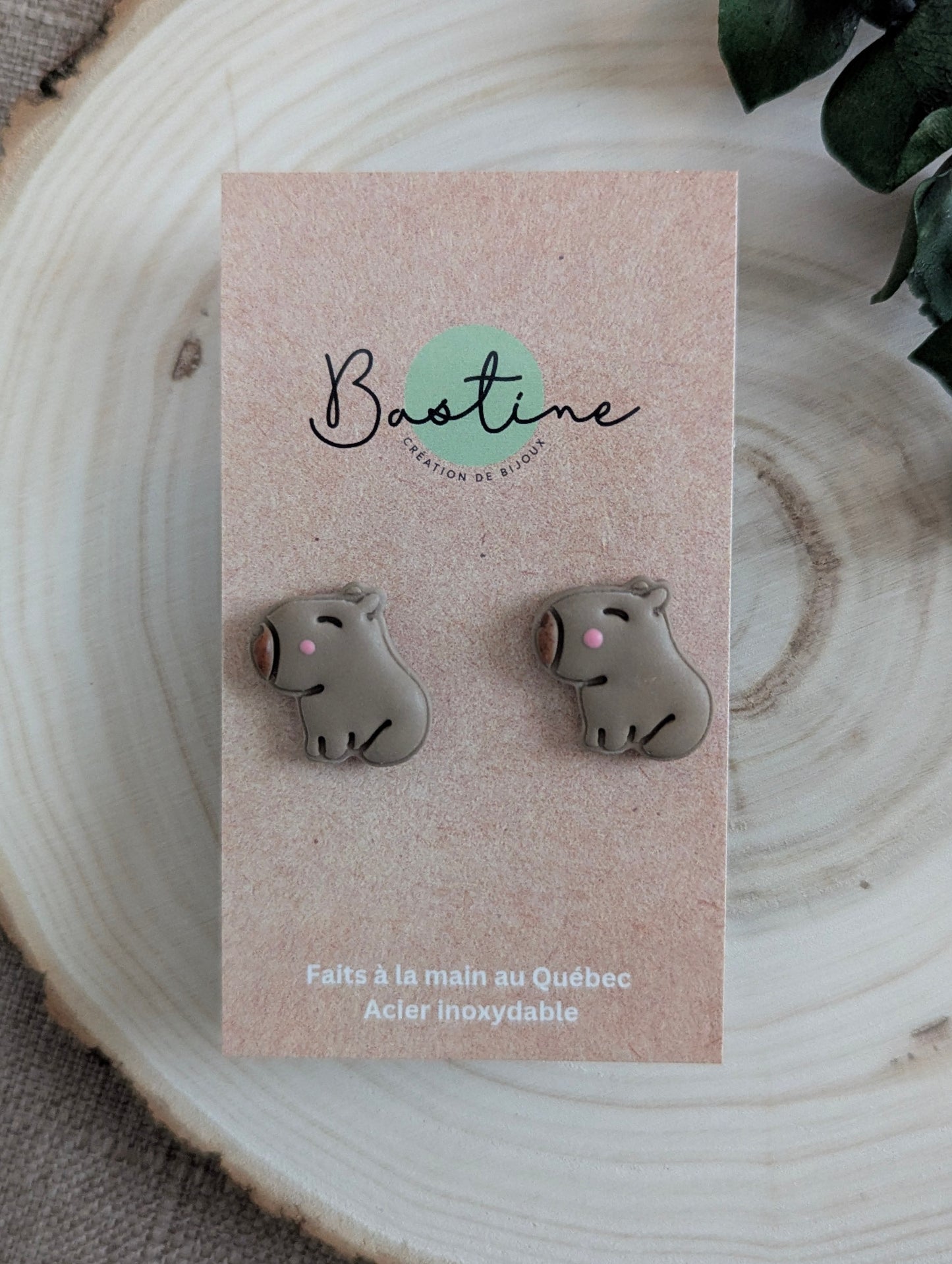 Capybara - Boucles d'oreilles studs en argile polymère et acier inoxydable hypoallergène