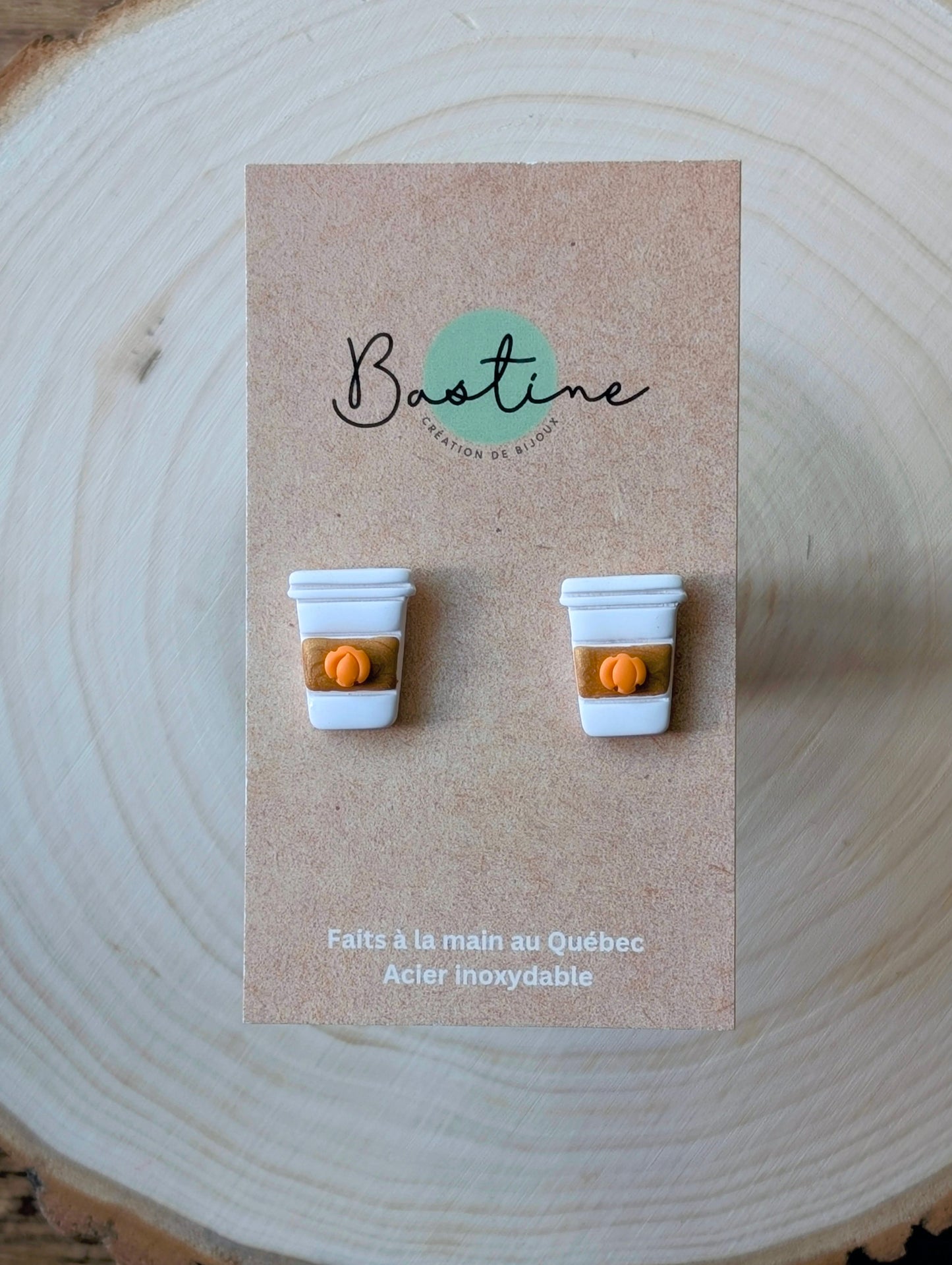 Latté aux épices - Boucles d'oreilles studs en argile polymère acier inoxydable hypoallergène