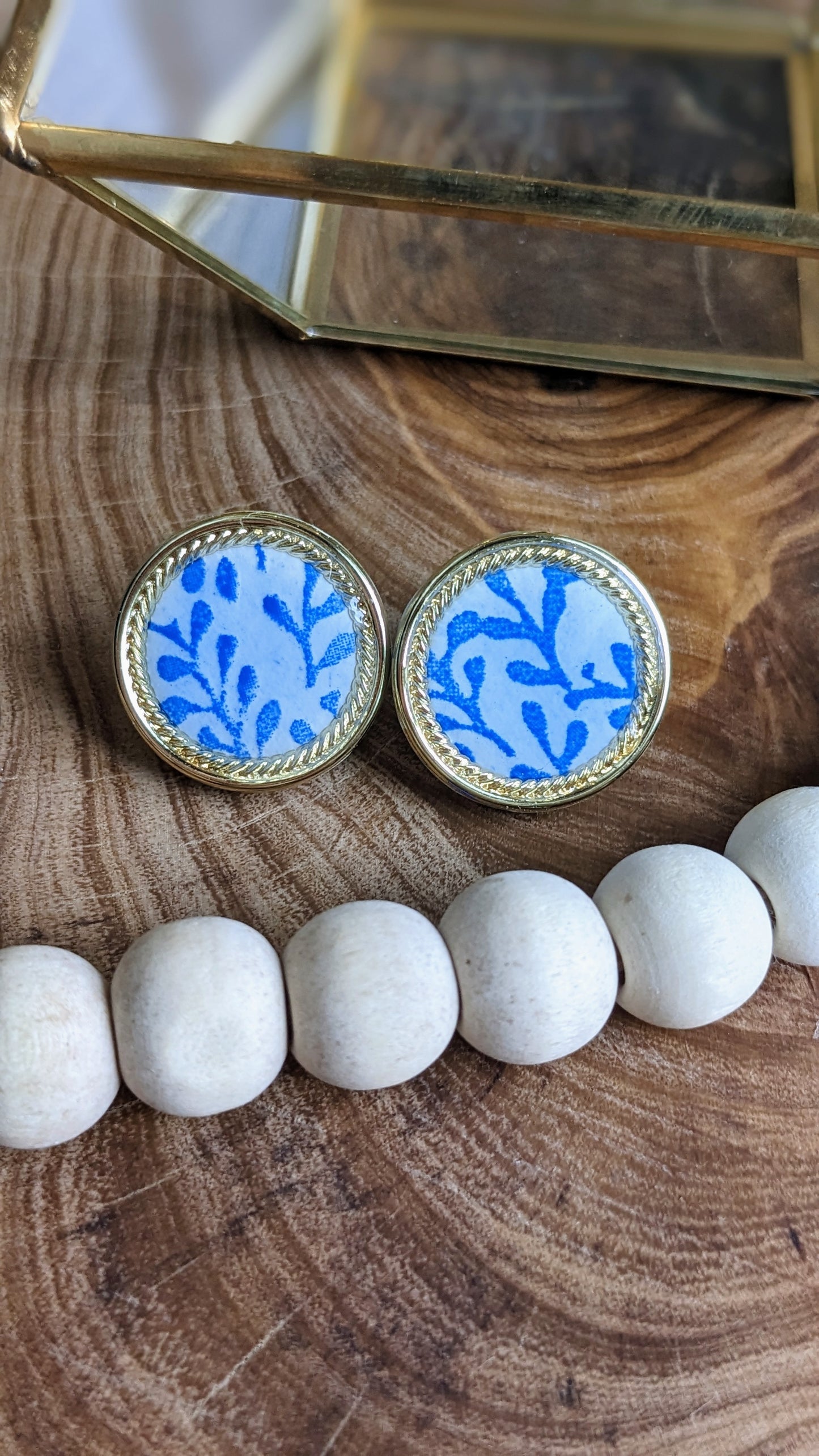 Solange Porcelain - Hypoallergenic stainless steel polymer clay stud earrings