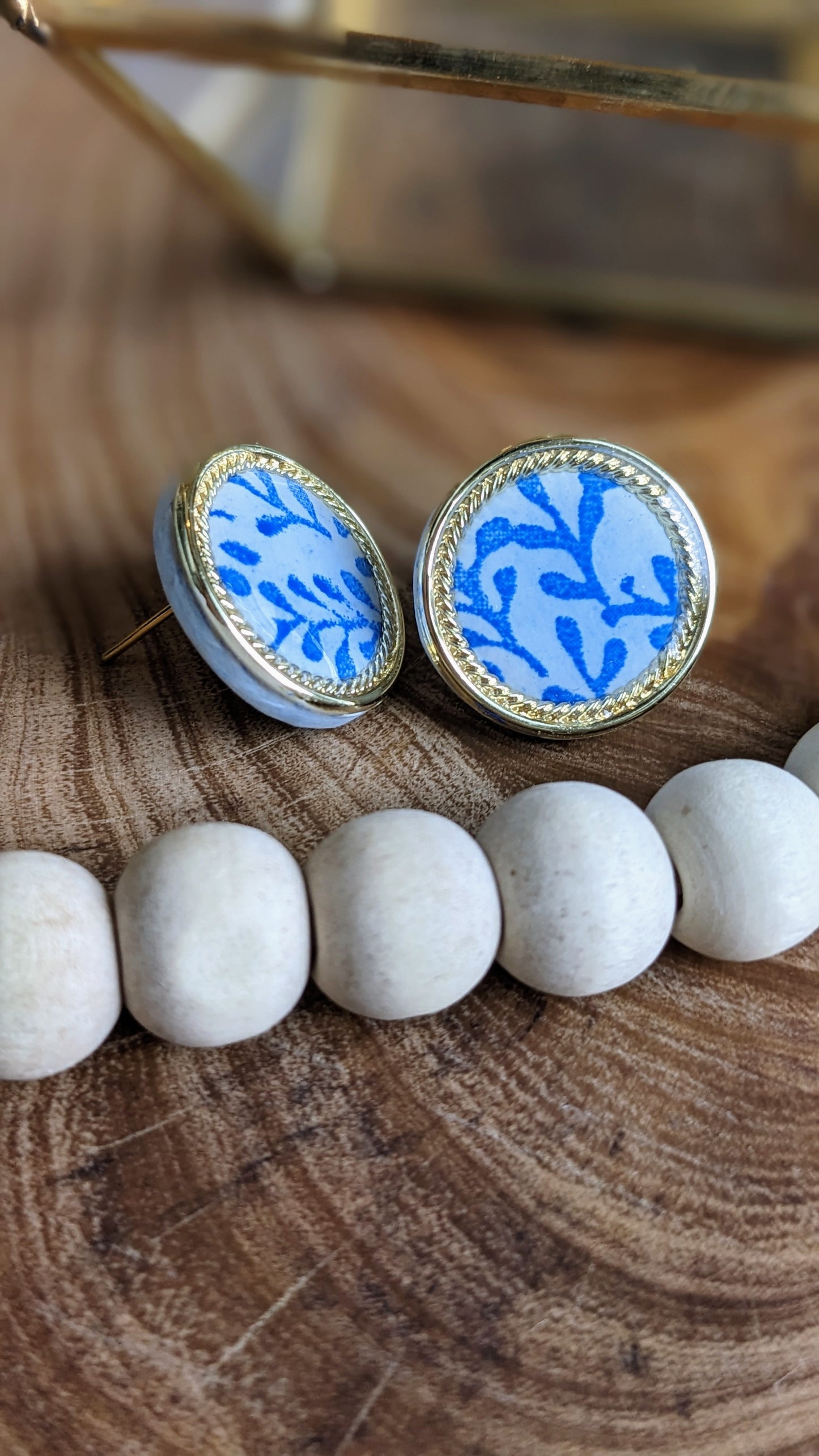 Solange Porcelain - Hypoallergenic stainless steel polymer clay stud earrings