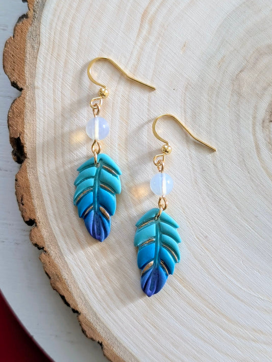 Plume et pierre de lune - Boucles d'oreilles pendantes en argile polymère et acier inoxydable hypoallergène