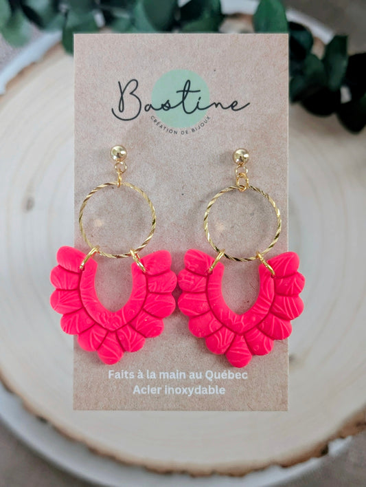 Pénélope corail néon - Boucles d'oreilles pendantes argile polymère et acier inoxydable hypoallergène