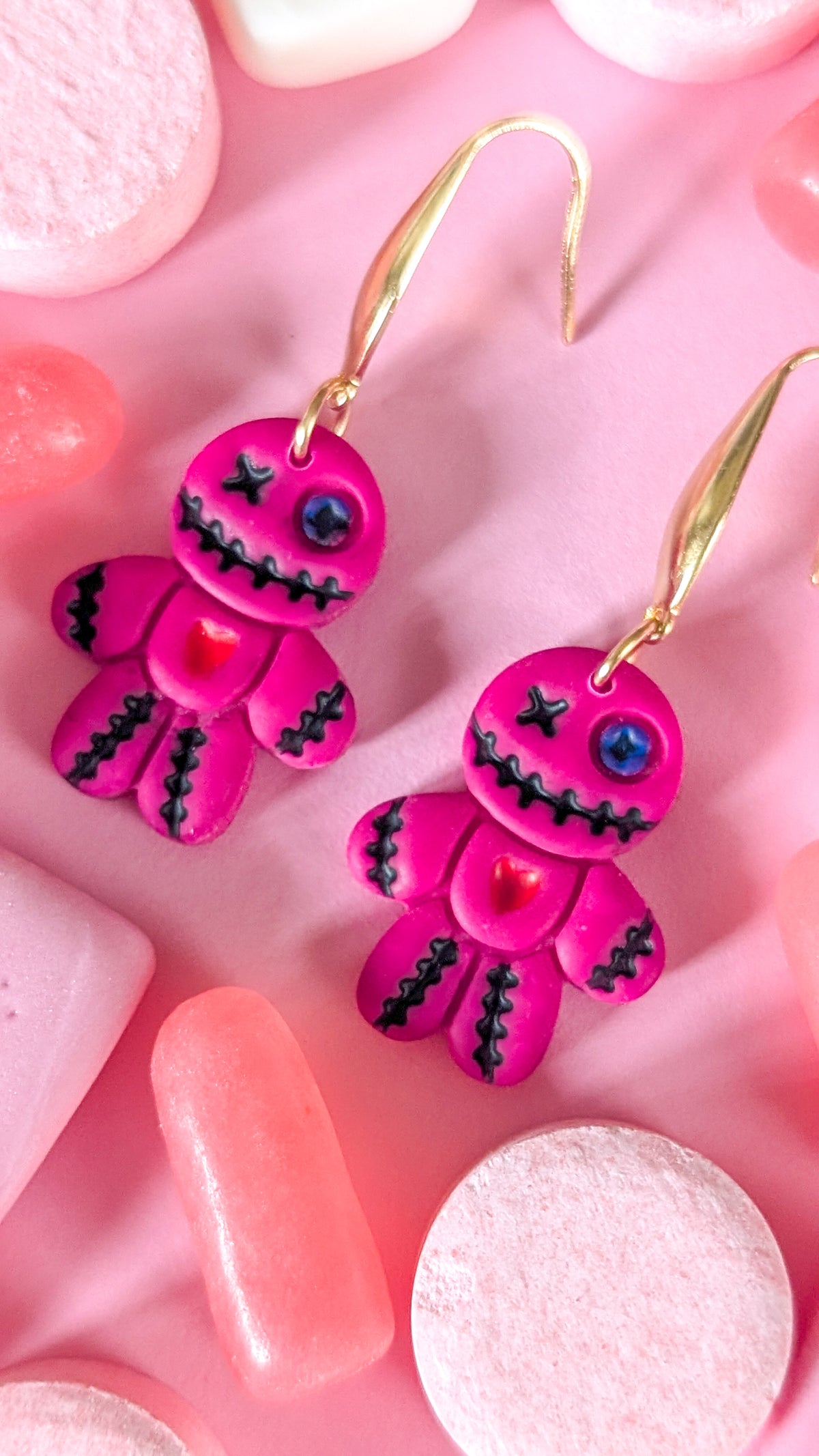Poupées vaudou roses - Boucles d'oreilles pendantes en argile polymère et acier inoxydable hypoallergène