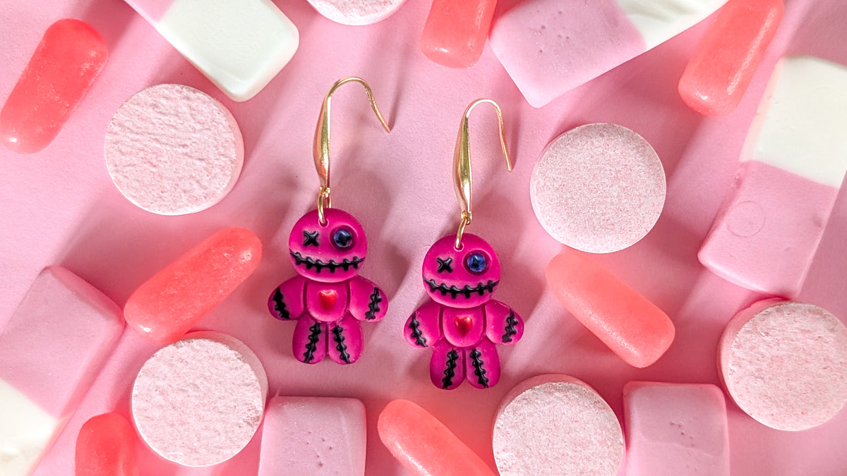Poupées vaudou roses - Boucles d'oreilles pendantes en argile polymère et acier inoxydable hypoallergène