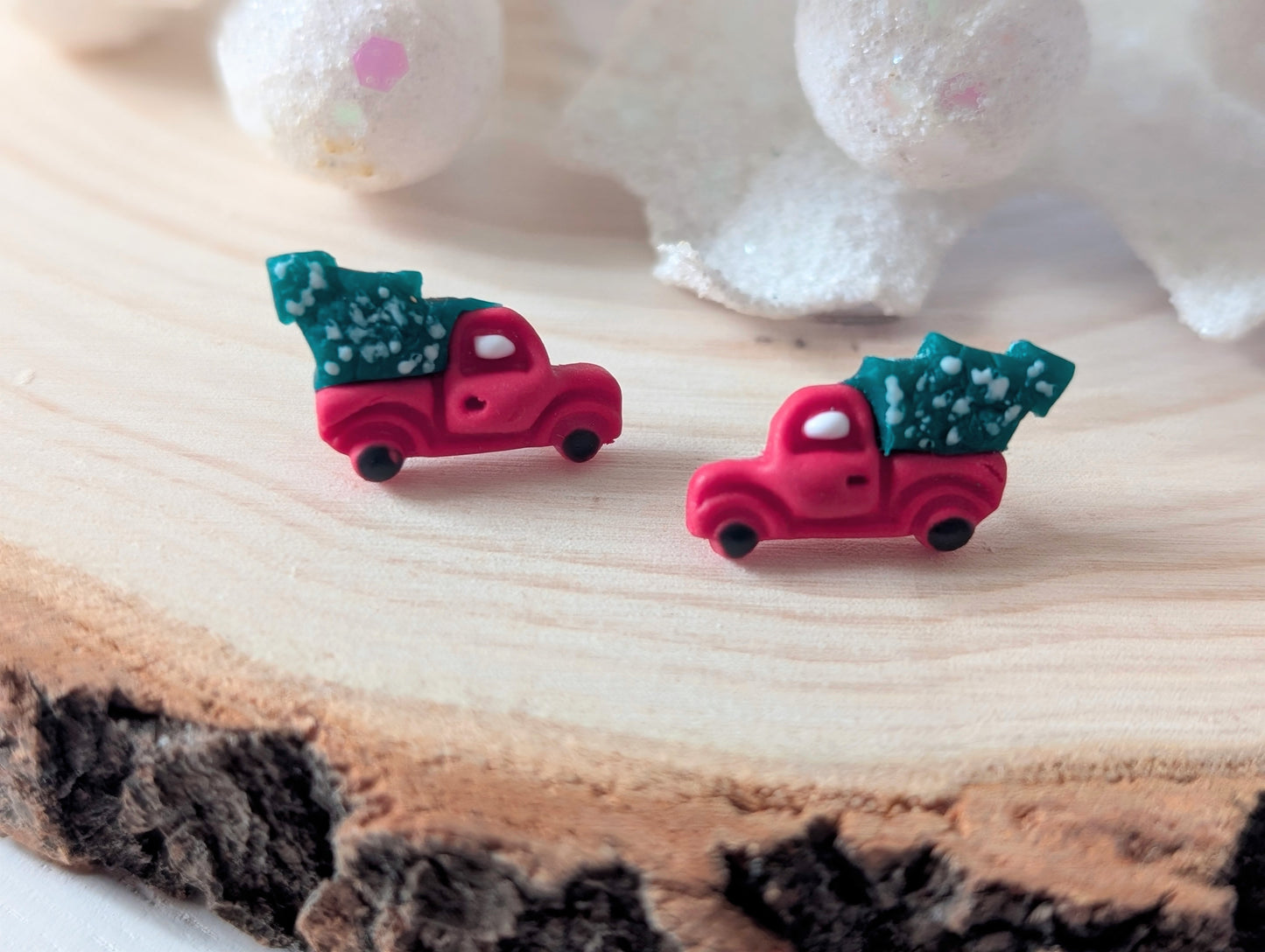 Livraison de sapin - Boucles d'oreilles studs en argile polymère et acier inoxydable hypoallergène