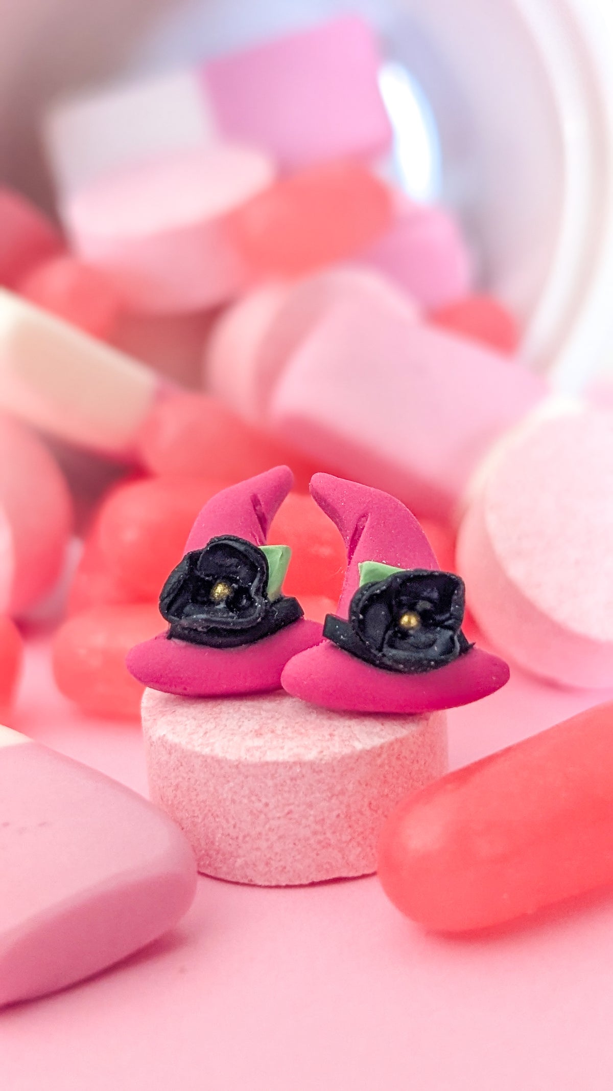Chapeaux de sorcières roses - Boucles d'oreilles en argile polymère et acier inoxydable hypoallergène