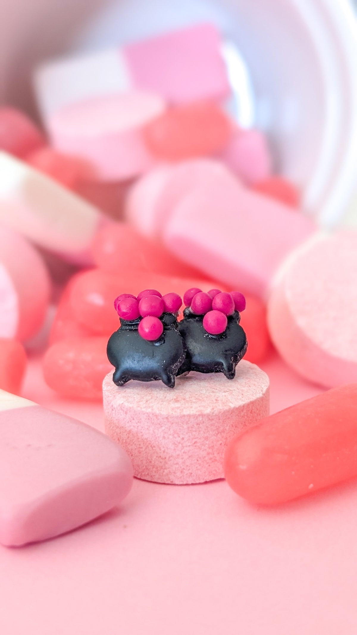Chaudrons de sorcière - Boucles d'oreilles studs en argile polymère et acier inoxydable hypoallergène