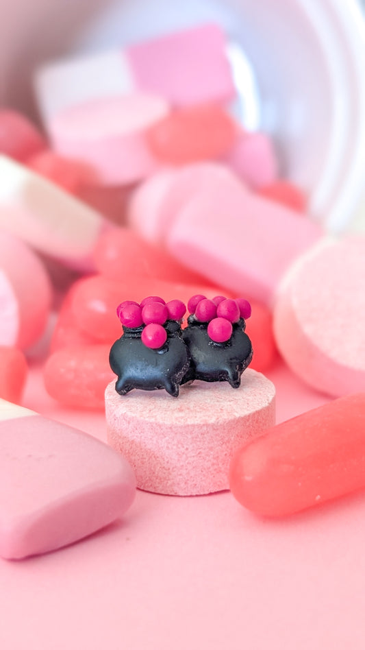 Chaudrons de sorcière - Boucles d'oreilles studs en argile polymère et acier inoxydable hypoallergène