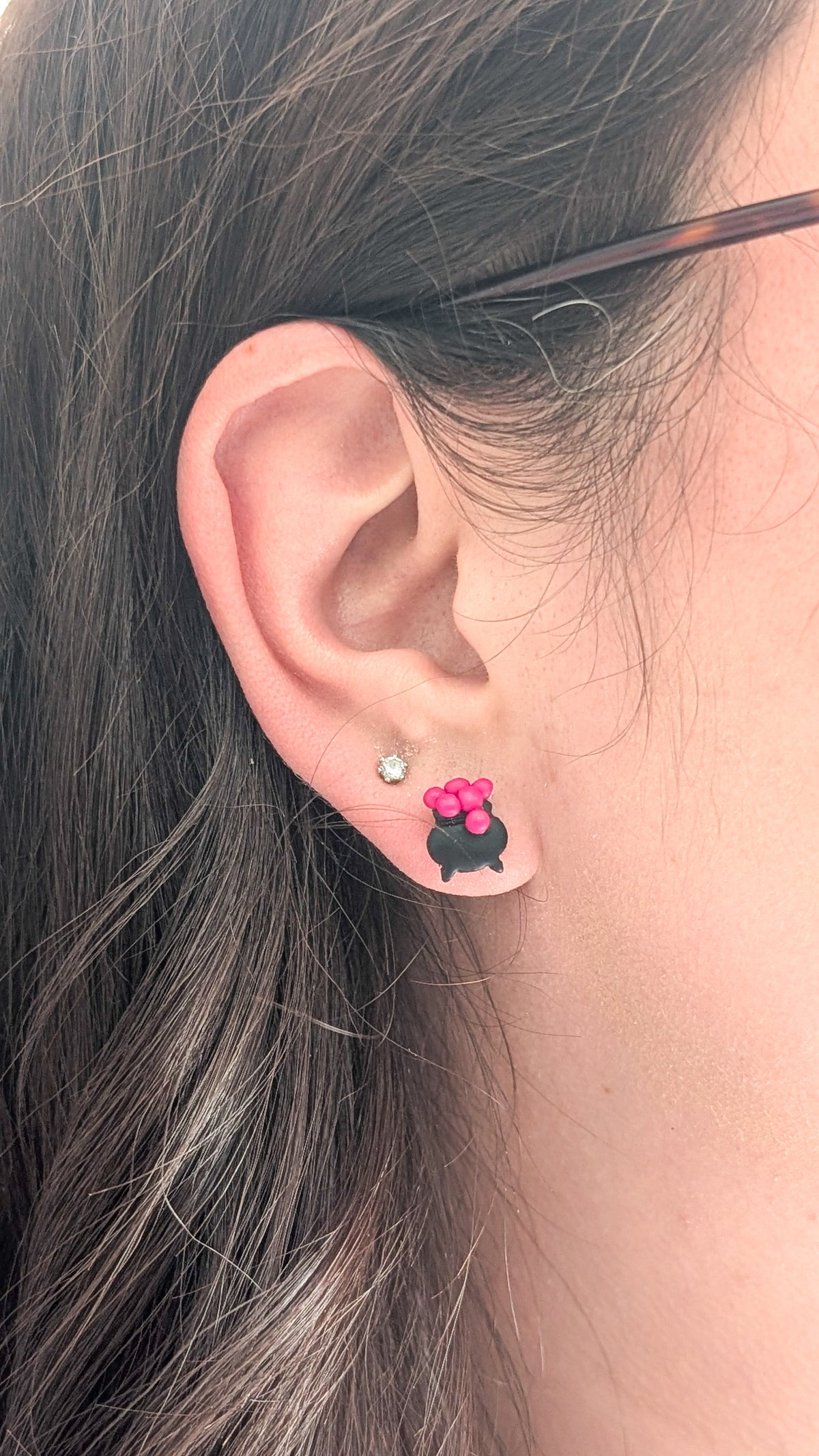 Chaudrons de sorcière - Boucles d'oreilles studs en argile polymère et acier inoxydable hypoallergène