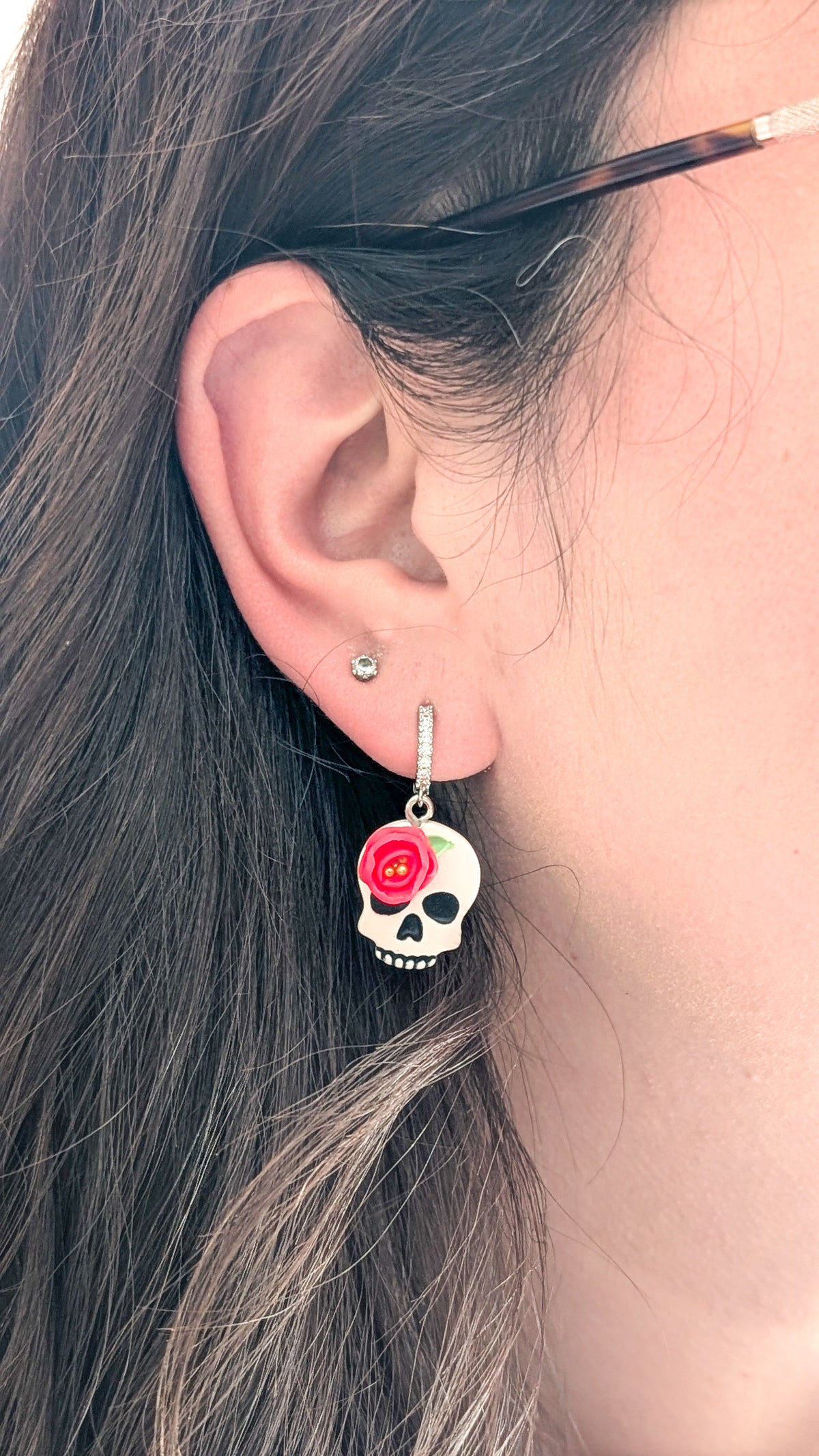 Crânes fleuris, anneaux ornés de zircons - Boucles d'oreilles en argile polymère