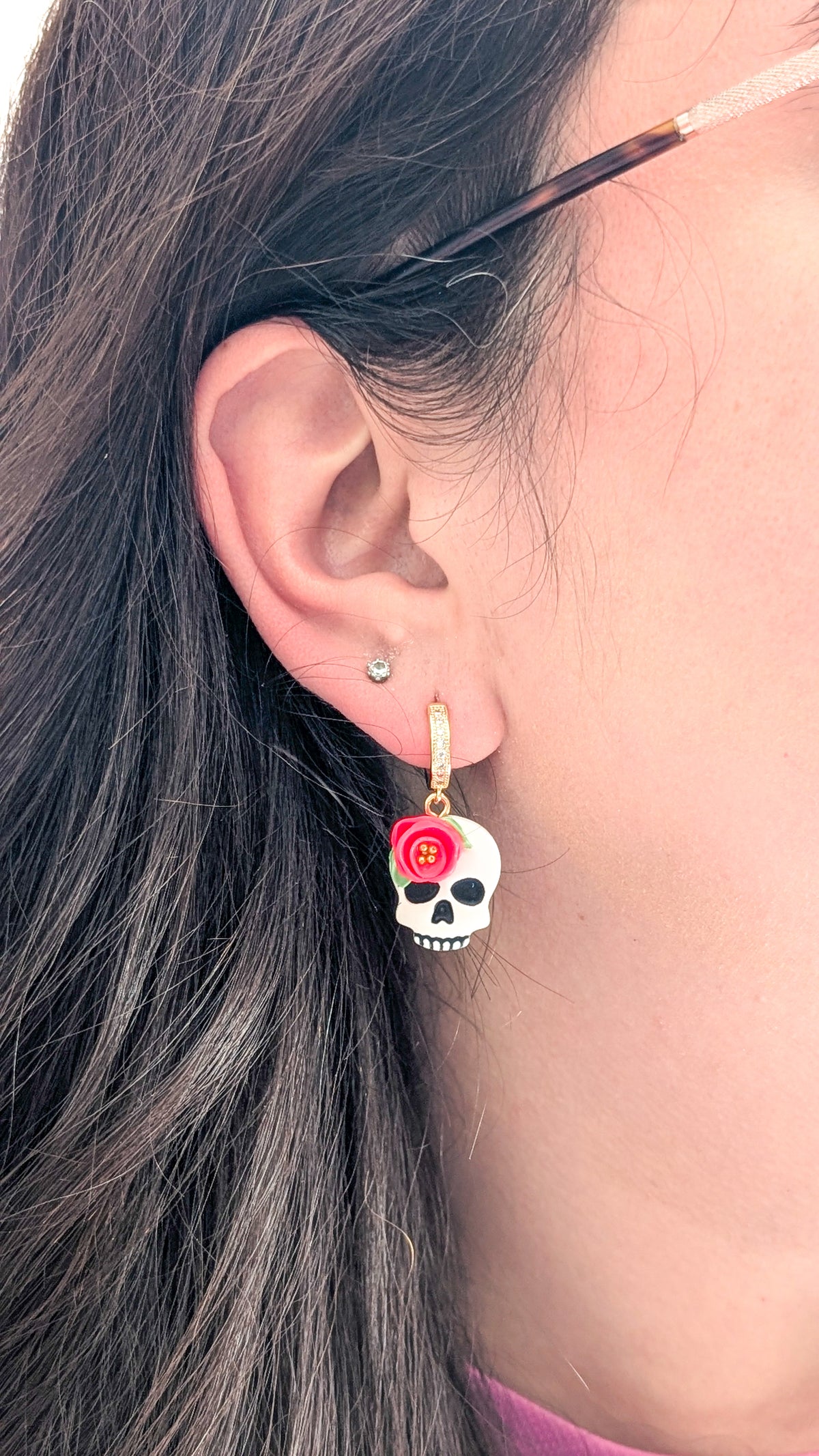Crânes fleuris, anneaux ornés de zircons - Boucles d'oreilles en argile polymère