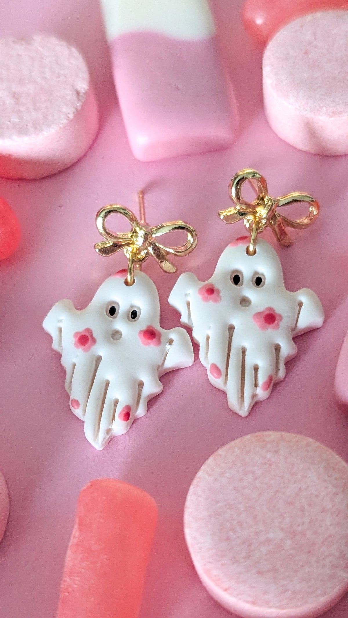 Fantômes fleuris boucles dorées - Boucles d'oreilles pendantes en argile polymère et acier inoxydable hypoallergène