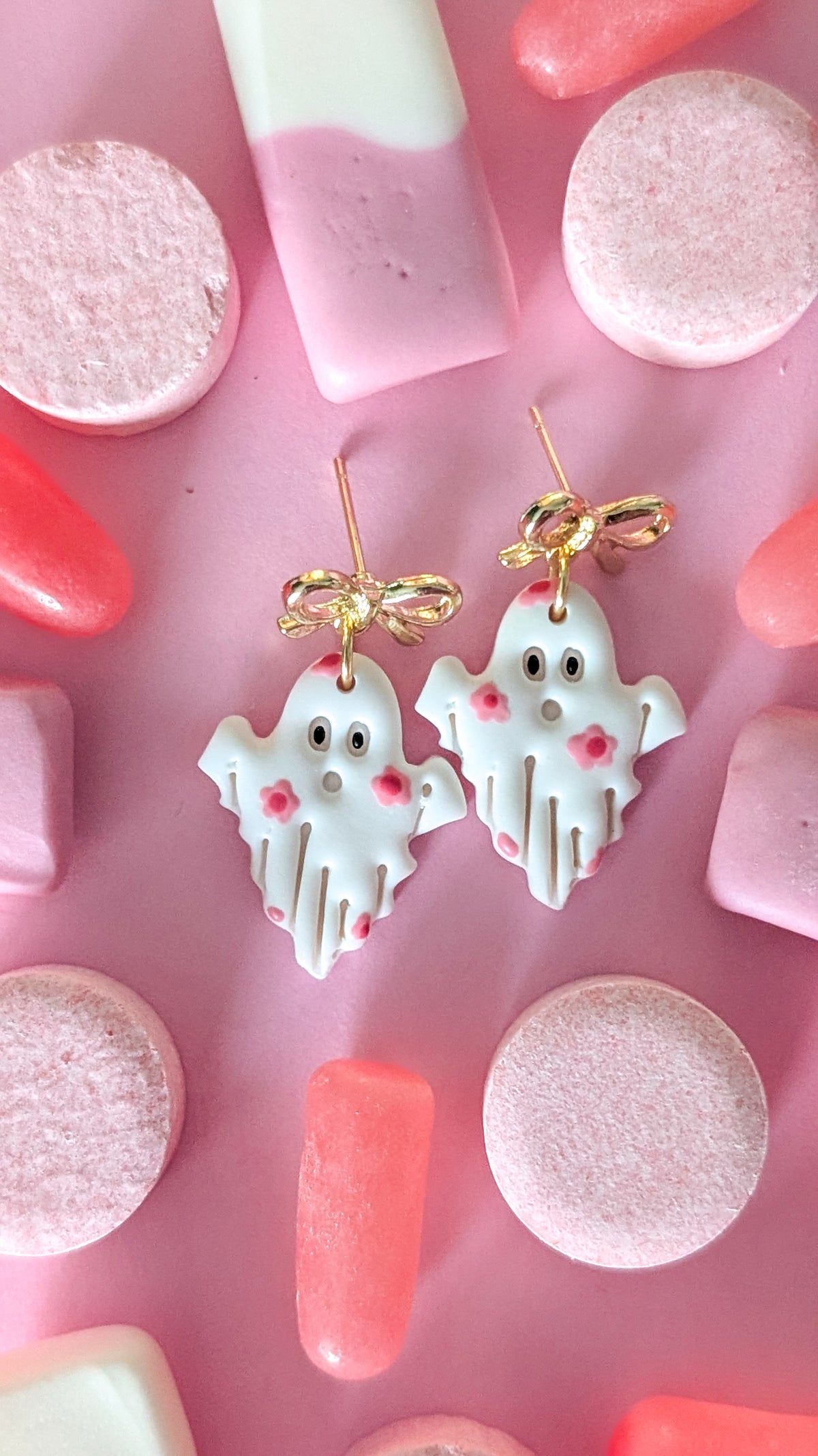 Fantômes fleuris boucles dorées - Boucles d'oreilles pendantes en argile polymère et acier inoxydable hypoallergène