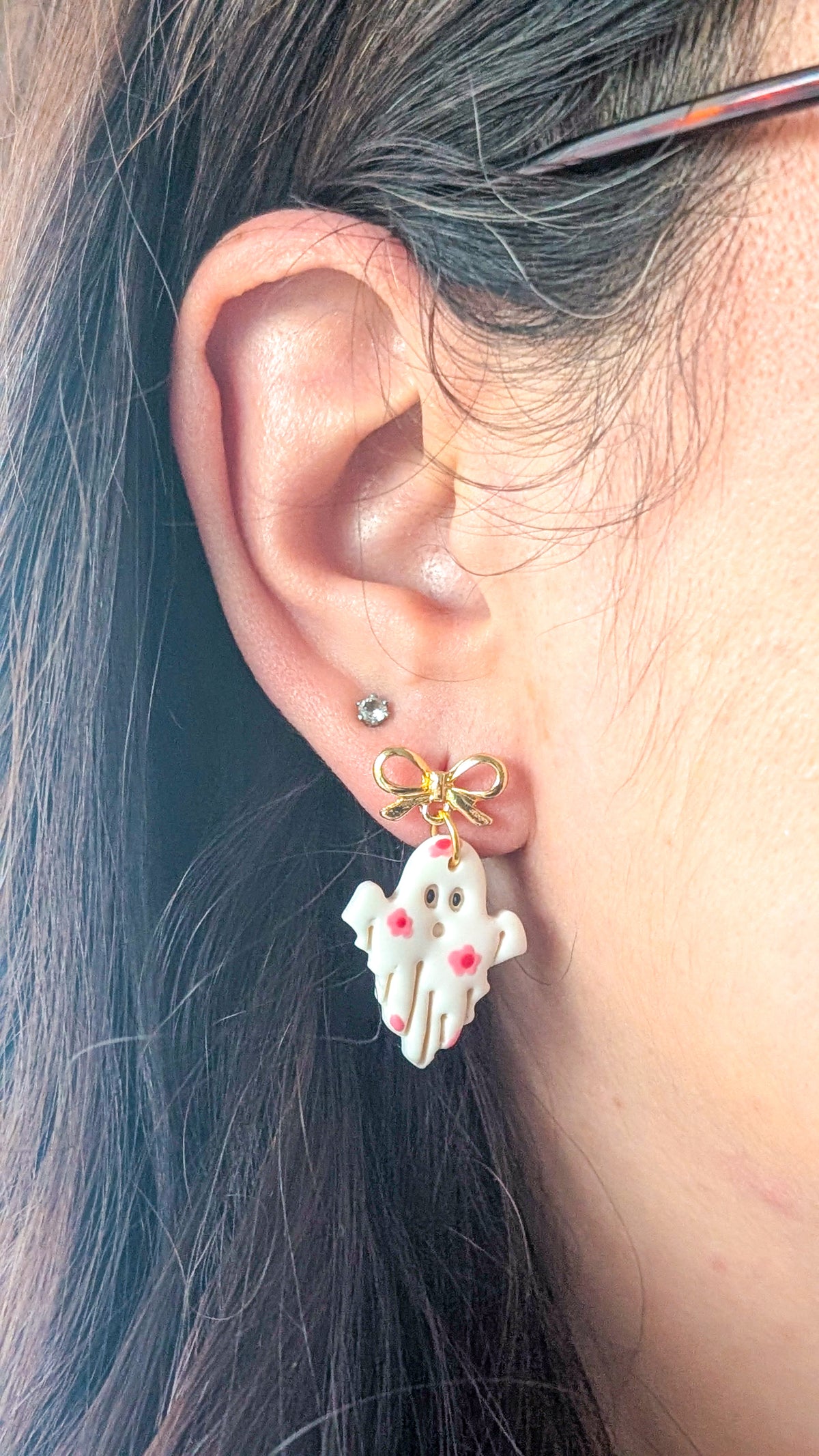 Fantômes fleuris boucles dorées - Boucles d'oreilles pendantes en argile polymère et acier inoxydable hypoallergène