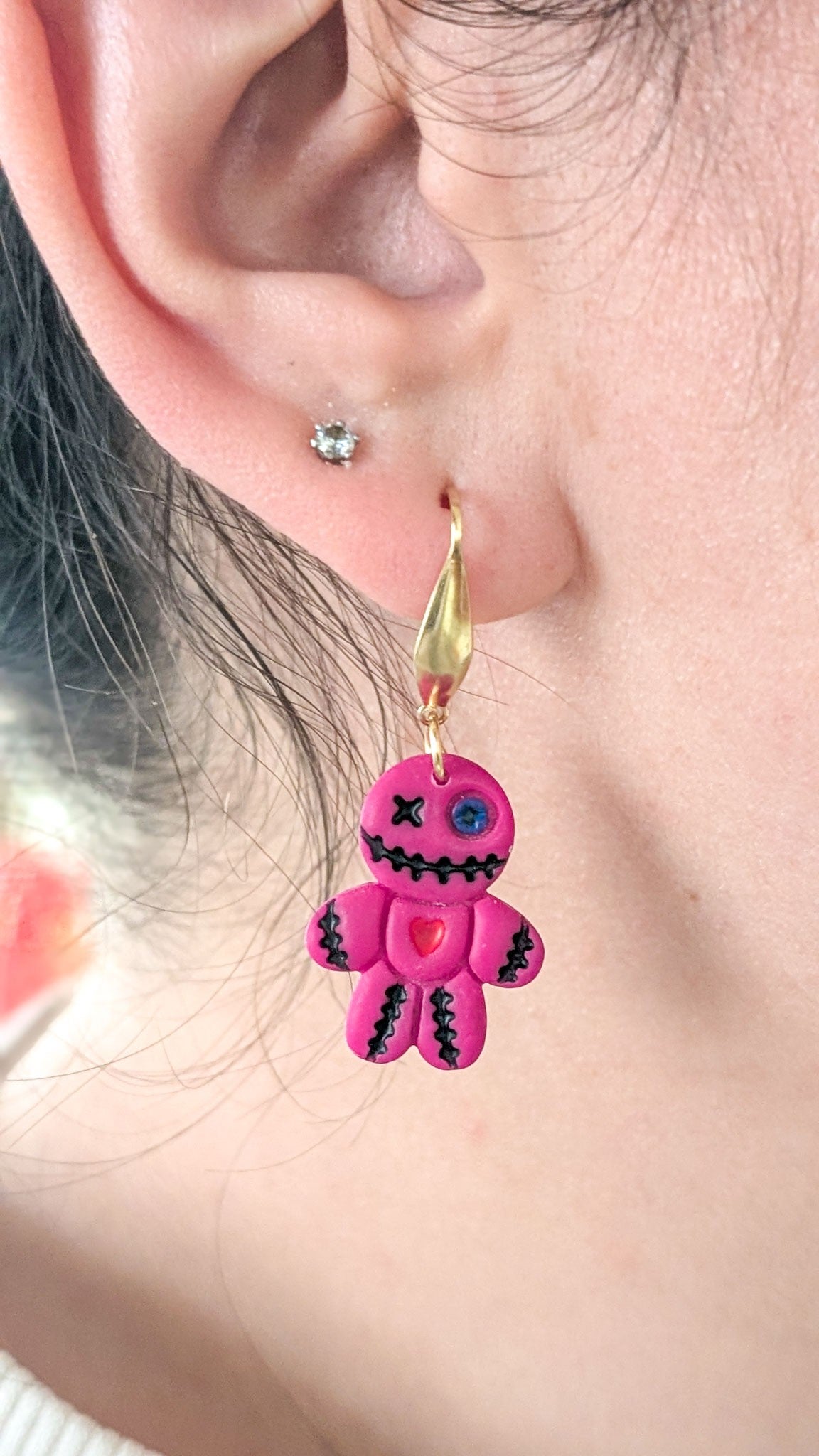 Poupées vaudou roses - Boucles d'oreilles pendantes en argile polymère et acier inoxydable hypoallergène
