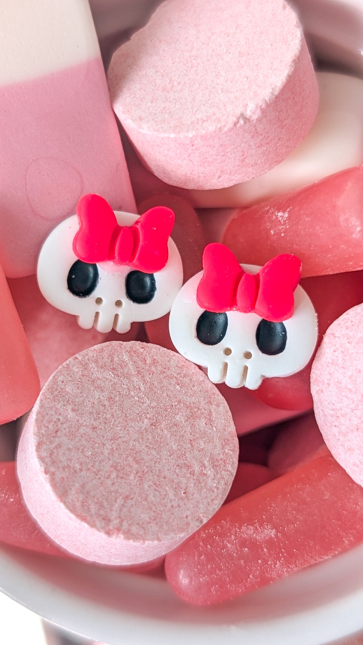 Crânes avec boucles roses - Boucles d'oreilles studs en argile polymère et acier inoxydable hypoallergène