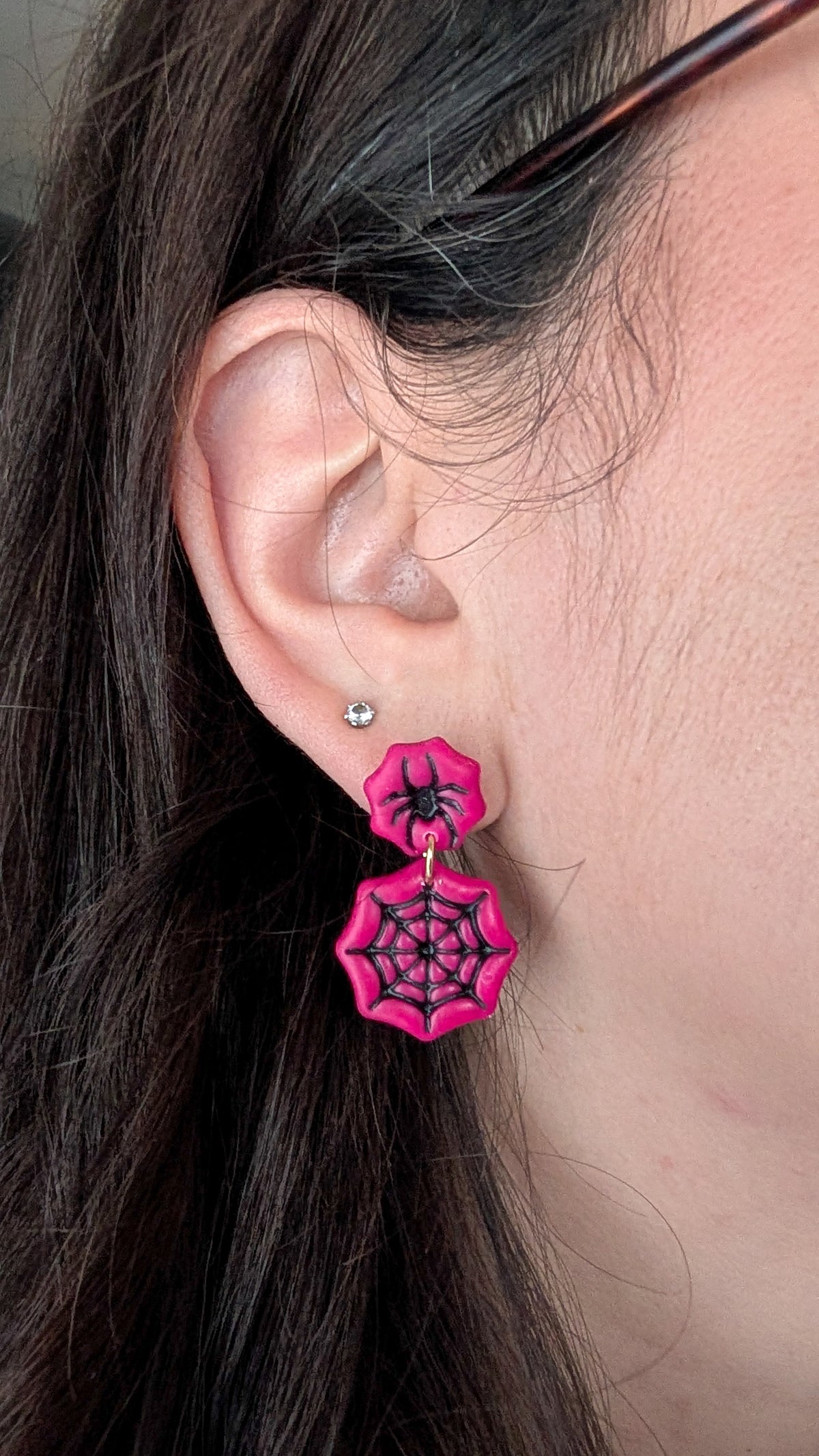 Toiles d'araignées roses - Boucles d'oreilles en argile polymère et acier inoxydable hypoallergène