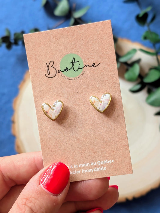 Cœurs blancs fleuris avec breloques - Boucles d'oreilles studs en argile polymère acier inoxydable hypoallergène