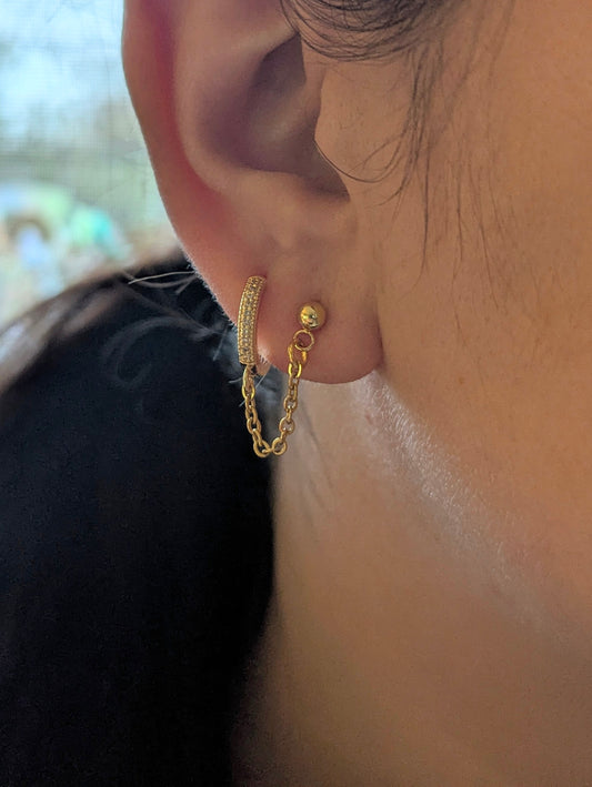 Boucles d’oreilles pour perçages doubles – Anneaux zircons et chaîne dorée en acier inoxydable