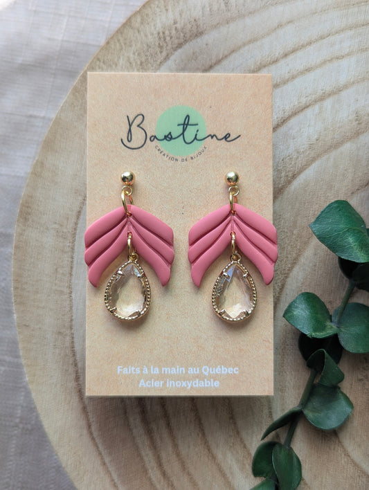 Boucles d’oreilles feuilles en argile polymère et bille de verre – Rose blush et doré