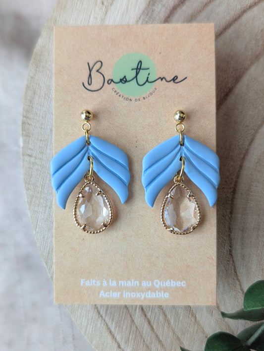 Boucles d’oreilles feuilles en argile polymère et bille de verre – Bleu ciel et doré