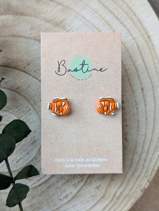 Poisson clown - Boucles d'oreilles studs en argile polymère et acier inoxydable hypoallergène
