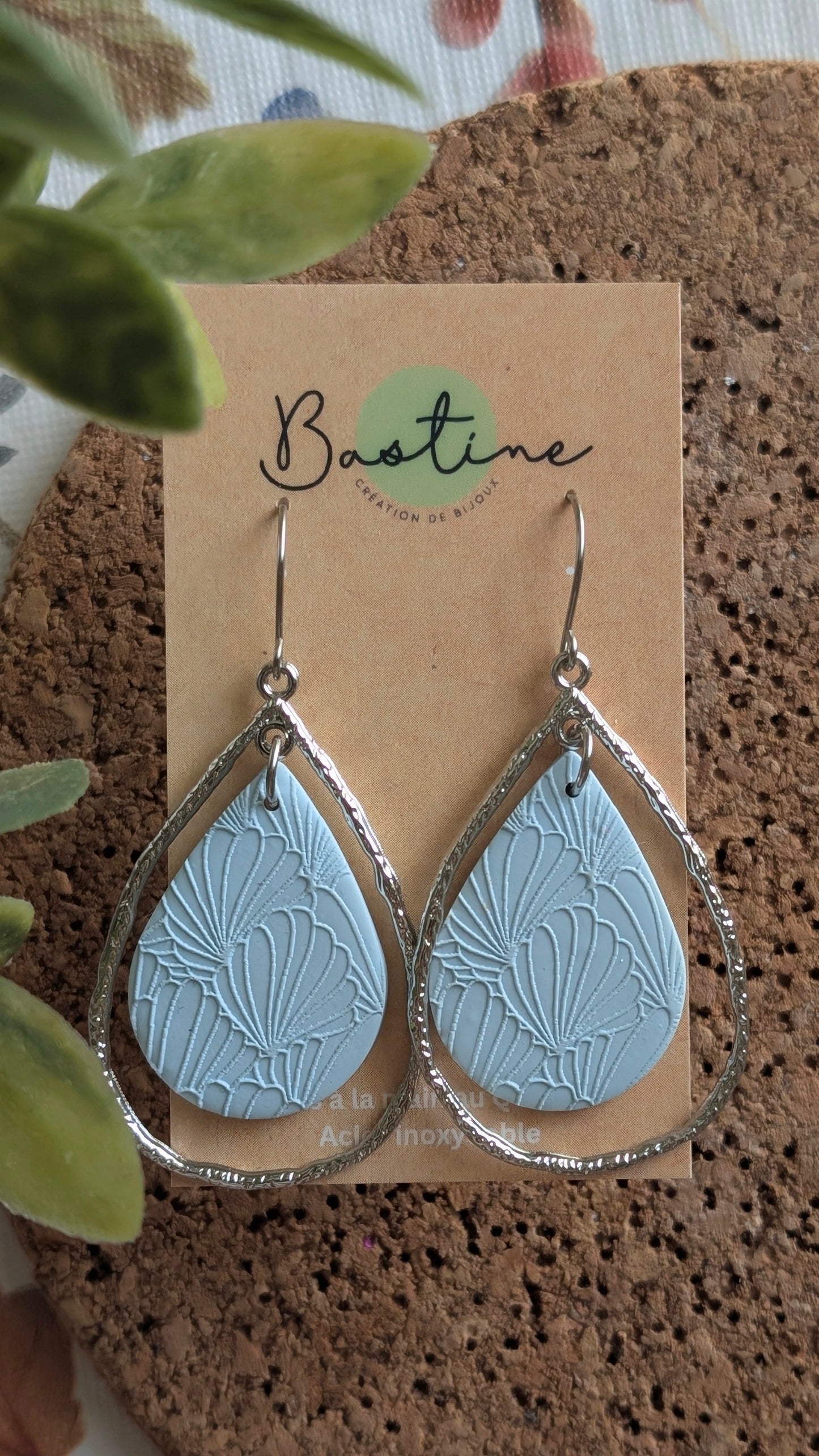 Tamara bleu ciel - Boucles d'oreilles pendantes en argile polymère et acier inoxydable hypoallergène