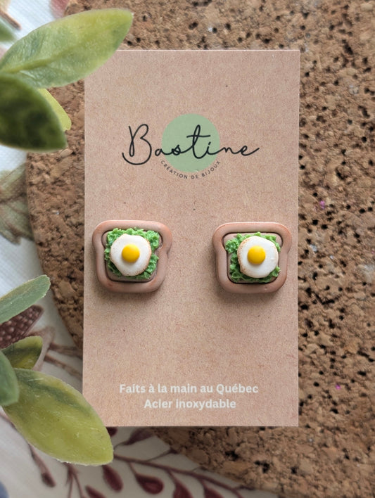 Tartines oeuf/avocat - Boucles d'oreilles studs en argile polymère acier inoxydable hypoallergène