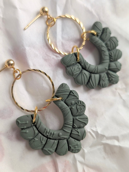 Pénélope Sauge - Boucles d'oreilles pendantes argile polymère et acier inoxydable hypoallergène