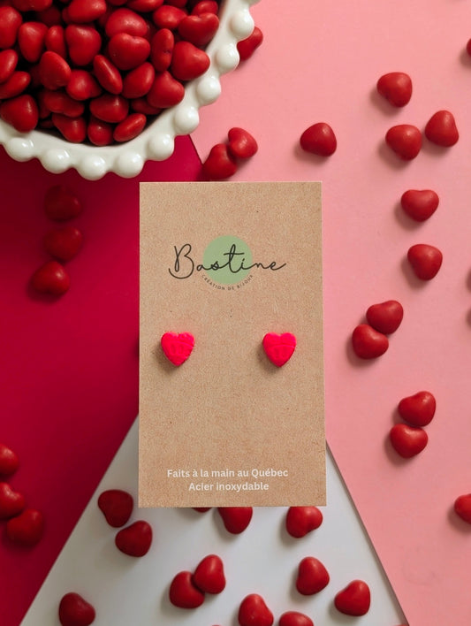 Cœurs corail néon texturés - Boucles d'oreilles mini studs en argile polymère et acier inoxydable hypoallergène