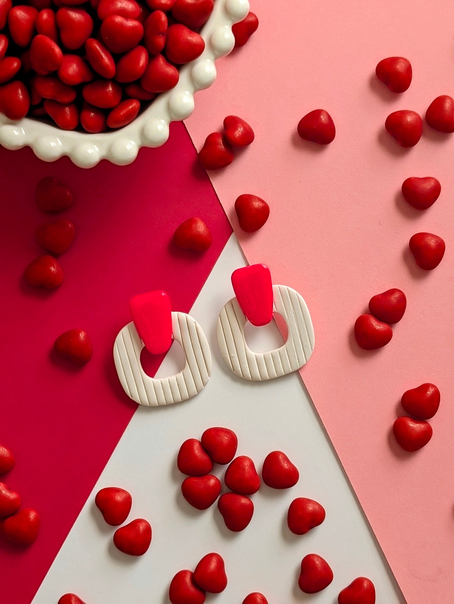 Sandy corail néon - Boucles d'oreilles studs en argile polymère et acier inoxydable hypoallergène