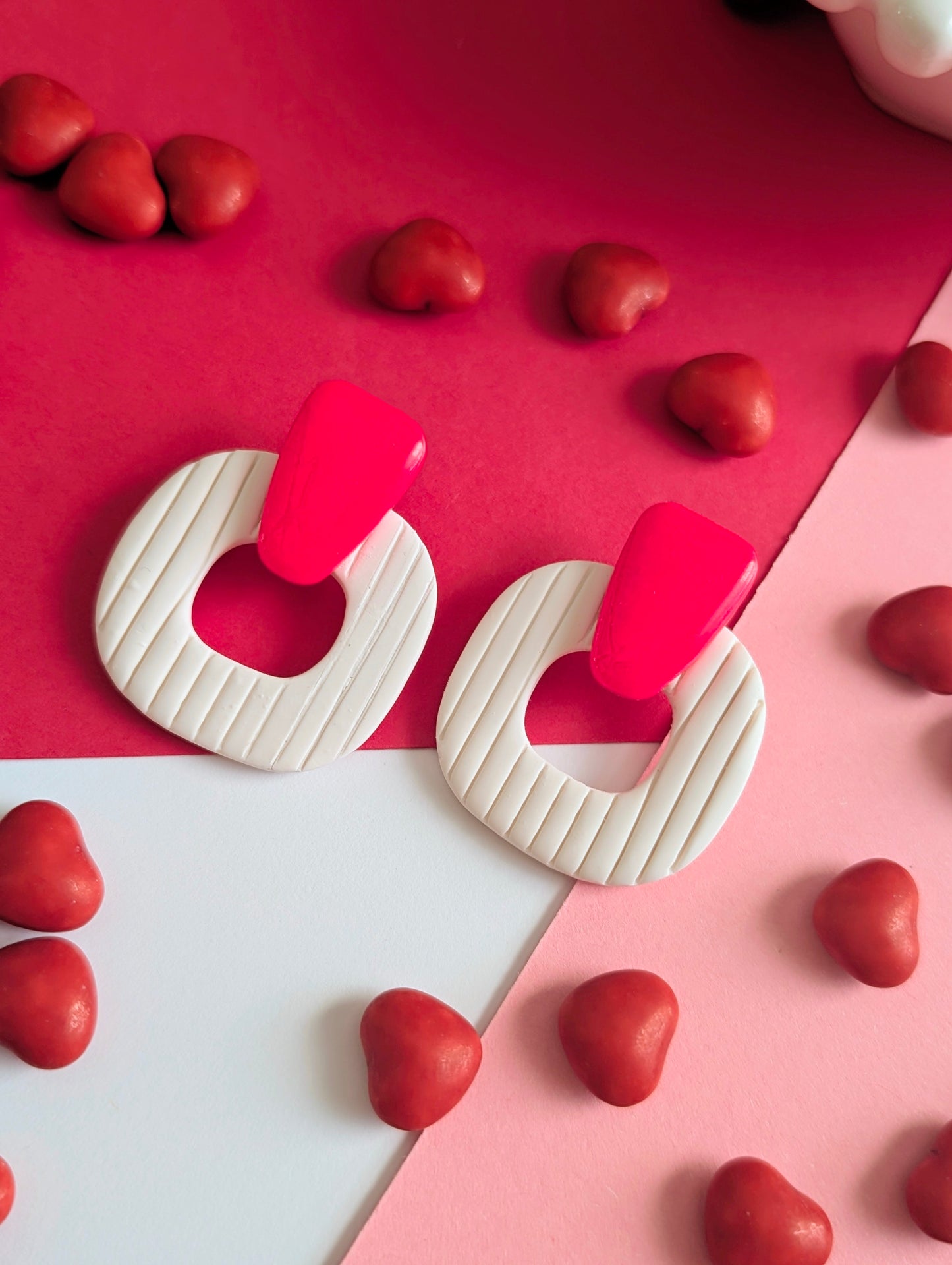 Sandy corail néon - Boucles d'oreilles studs en argile polymère et acier inoxydable hypoallergène