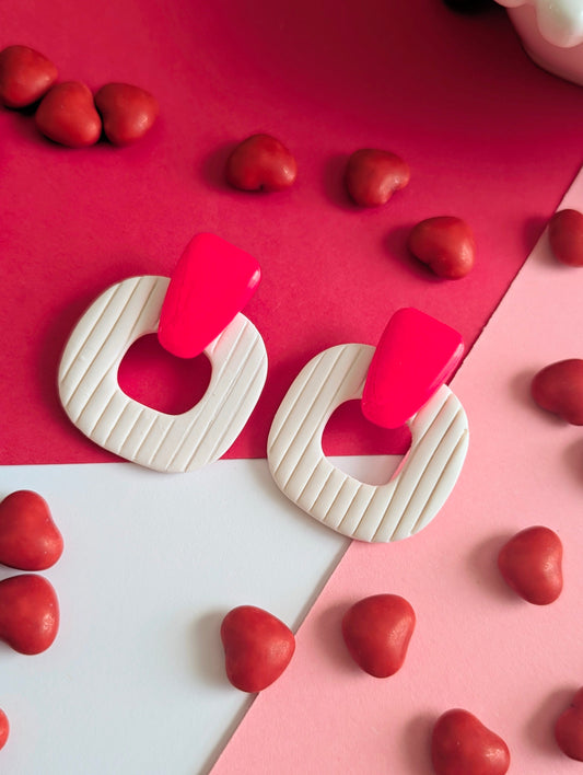 Sandy corail néon - Boucles d'oreilles studs en argile polymère et acier inoxydable hypoallergène