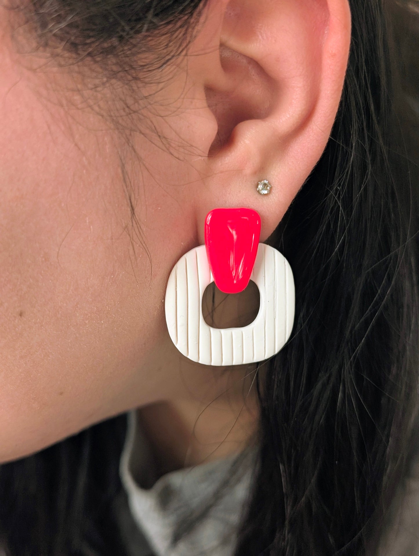 Sandy corail néon - Boucles d'oreilles studs en argile polymère et acier inoxydable hypoallergène