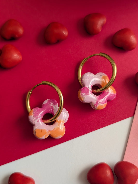 Créoles fleurs Tie Dye - Boucles d'oreilles pendantes en argile polymère et acier inoxydable hypoallergène