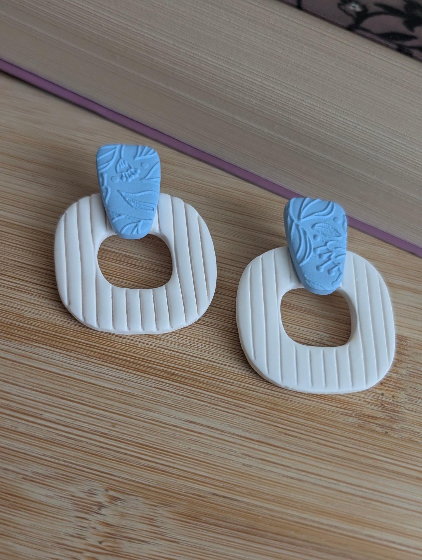 Sandy bleue texturée - Boucles d'oreilles studs en argile polymère et acier inoxydable hypoallergène