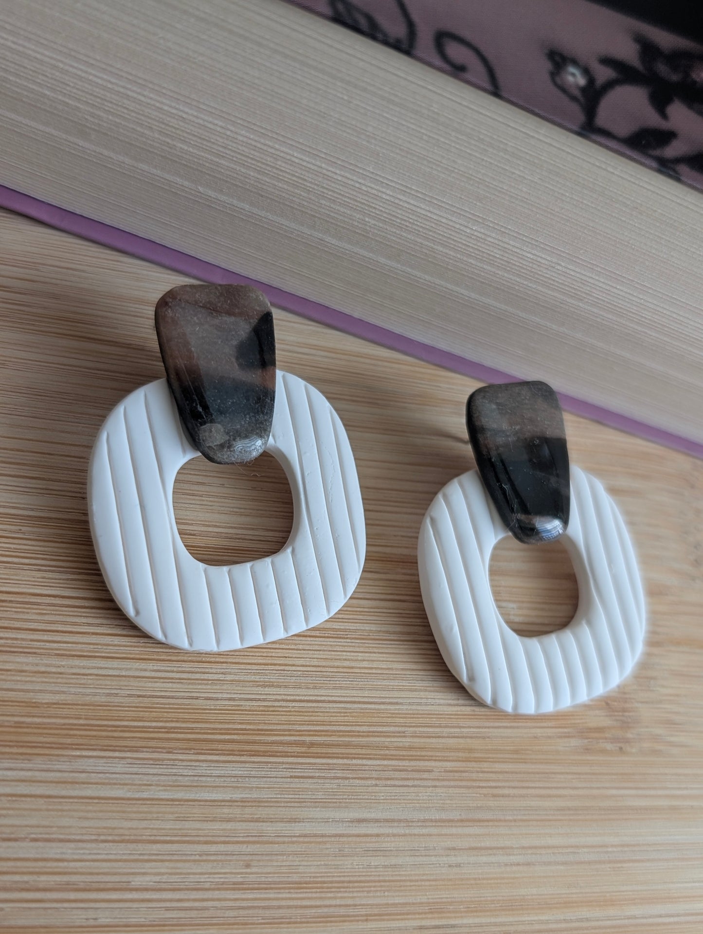 Sandy tortoise - Boucles d'oreilles studs en argile polymère et acier inoxydable hypoallergène