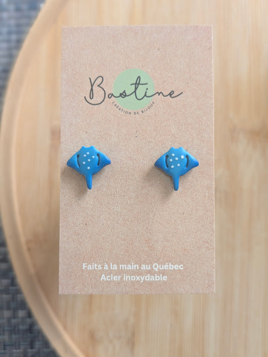 Raie manta - Boucles d'oreilles studs en argile polymère et acier inoxydable hypoallergène