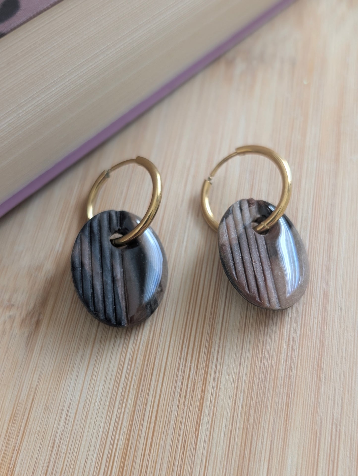 Créoles tortoises - Boucles d'oreilles pendantes en argile polymère et acier inoxydable hypoallergène