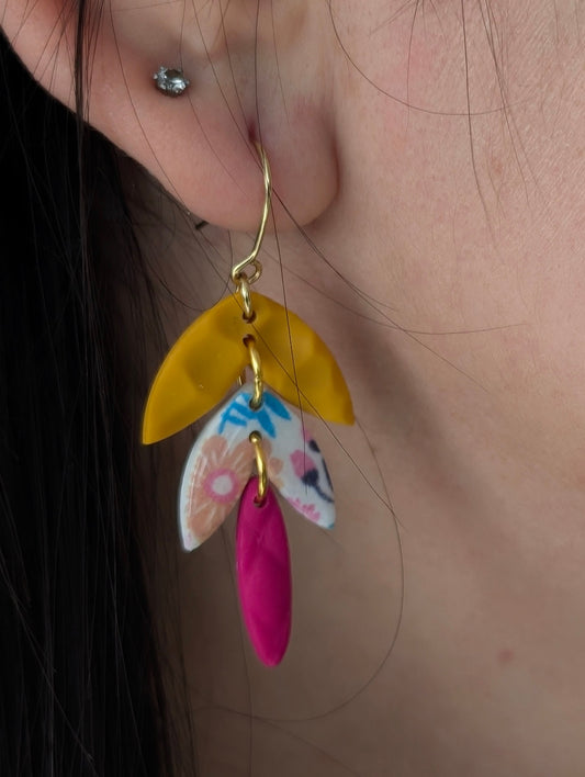 Dahlia fleurie jaune et rose - Boucles d'oreilles pendantes argile polymère et acier inoxydable hypoallergène