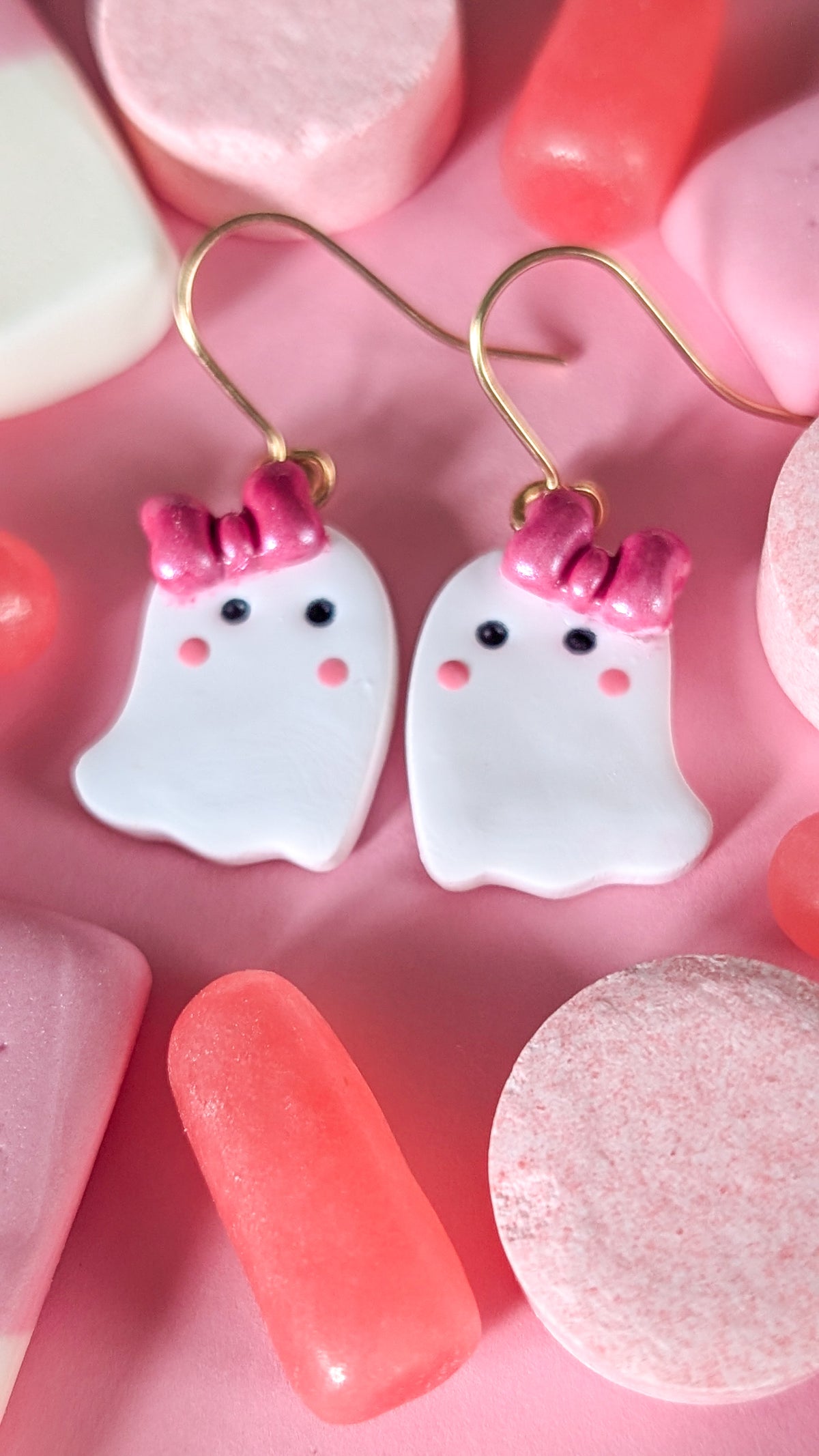 Fantôme boucles roses - Boucles d'oreilles pendantes en argile polymère et acier inoxydable hypoallergène