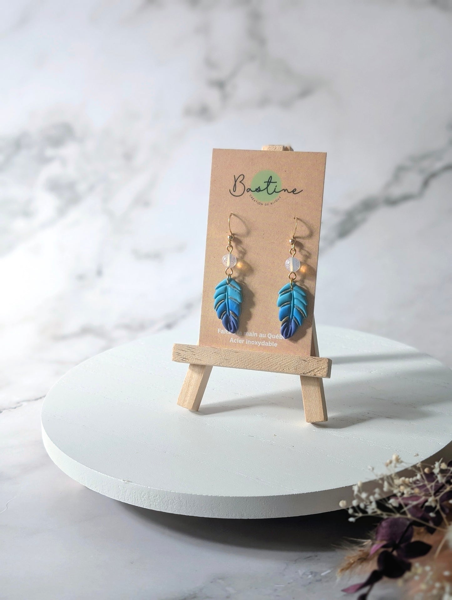 Plume et pierre de lune - Boucles d'oreilles pendantes en argile polymère et acier inoxydable hypoallergène