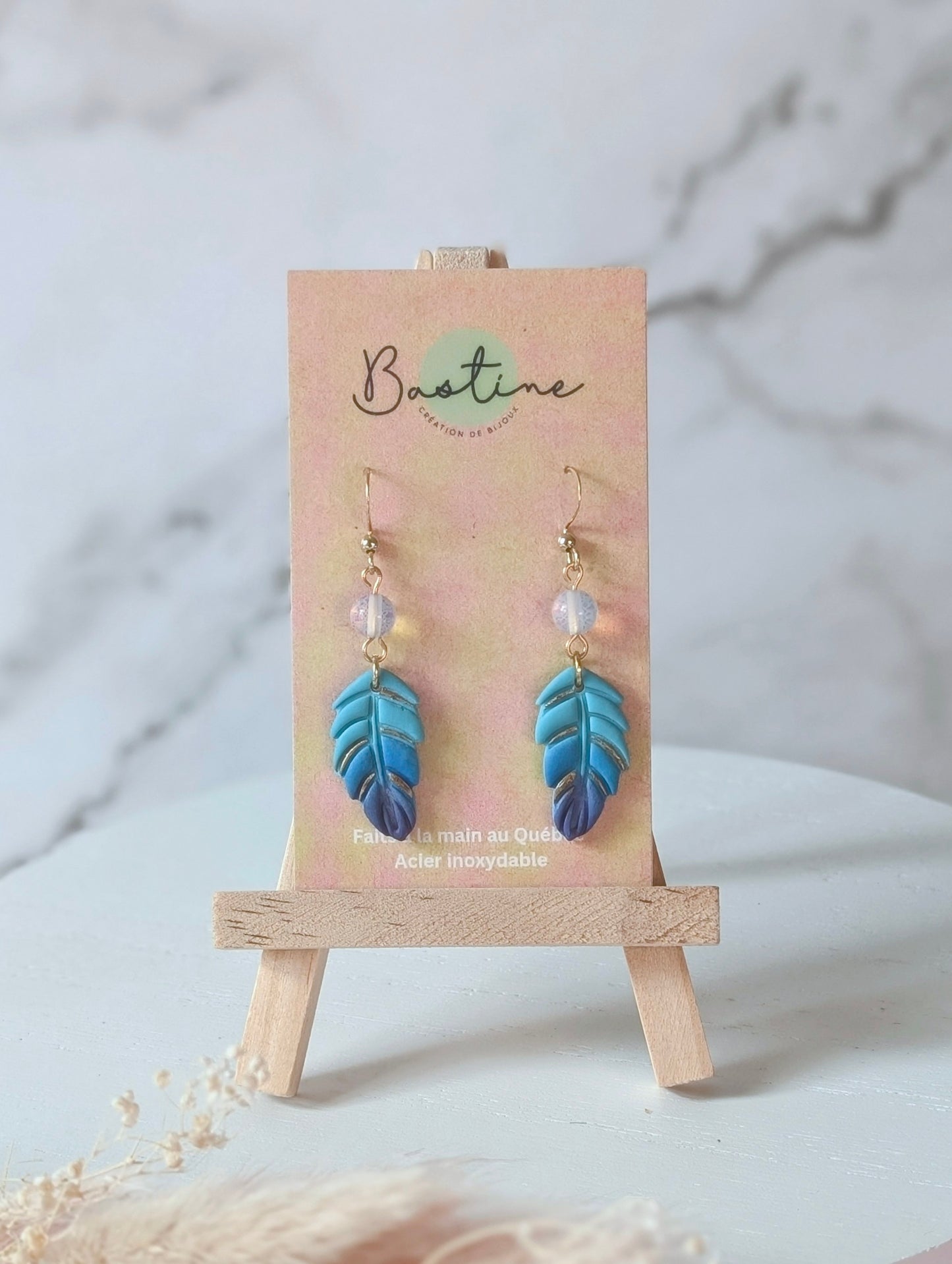 Plume et pierre de lune - Boucles d'oreilles pendantes en argile polymère et acier inoxydable hypoallergène